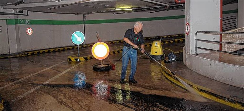 Gaspare Noto beseitigt mit einem Hochdruckreiniger den gröbsten Schmutz vom Boden der Tiefgarage Stadtmitte. Danach sollen die Schadstellen besser zu erkennen sein. 