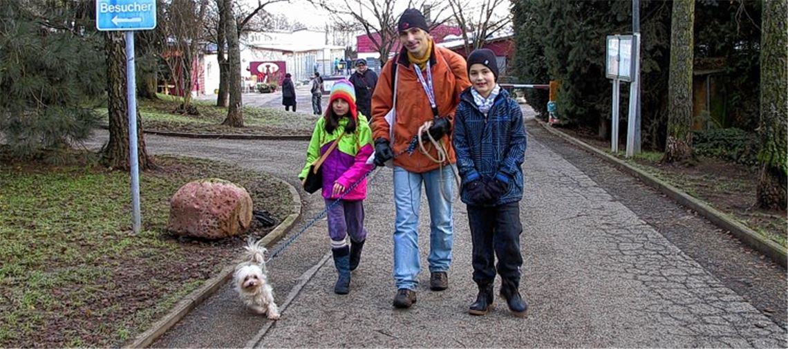 Gassigeher: Oliver Huttenlocher mit Tochter Franca und Neffe Belam sind seit ein paar Wochen dabei, weil Huttenlochers in den eigenen vier Wänden keinen Hund halten dürfen. Fotos: Ehmann