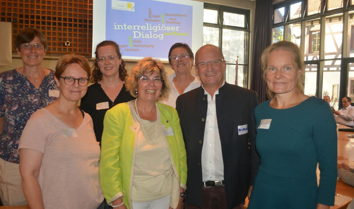 Gast- und Impulsgeber des Dialogs (v.li.): Daria Kraft, Claudia Kaufmann, Sabine Rabl, Gabriele Sauer, Irmgard Muthsam-Polimeni, Winfried Abicht und Leila Walliser. Foto: Stahlfeld