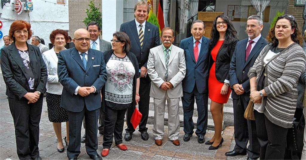 Gastfreundlicher Empfang der Knittlinger Delegation mit Bürgermeister Heinz-Peter Hopp (Mitte) und der Vorsitzenden des Partnerschaftsvereins, Waltraut Ertner (li.), durch die beiden Bürgermeister Francisco Gomez Gonzalez (5.v.re.) und Diego Sanchez Sanchez (2.v.re.) sowie Mitglieder der dortigen Gemeinderäte vor dem Rathaus von Benaoján. Fotos: Haller