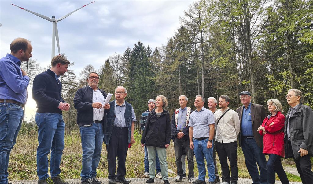 Gastgeber Hans Vester (Dritter v. li.) führt die Gruppe um Günter Bächle (Vierter v. li.) durch den Windpark auf Straubenhardter Gemarkung. Foto: Metzbaur