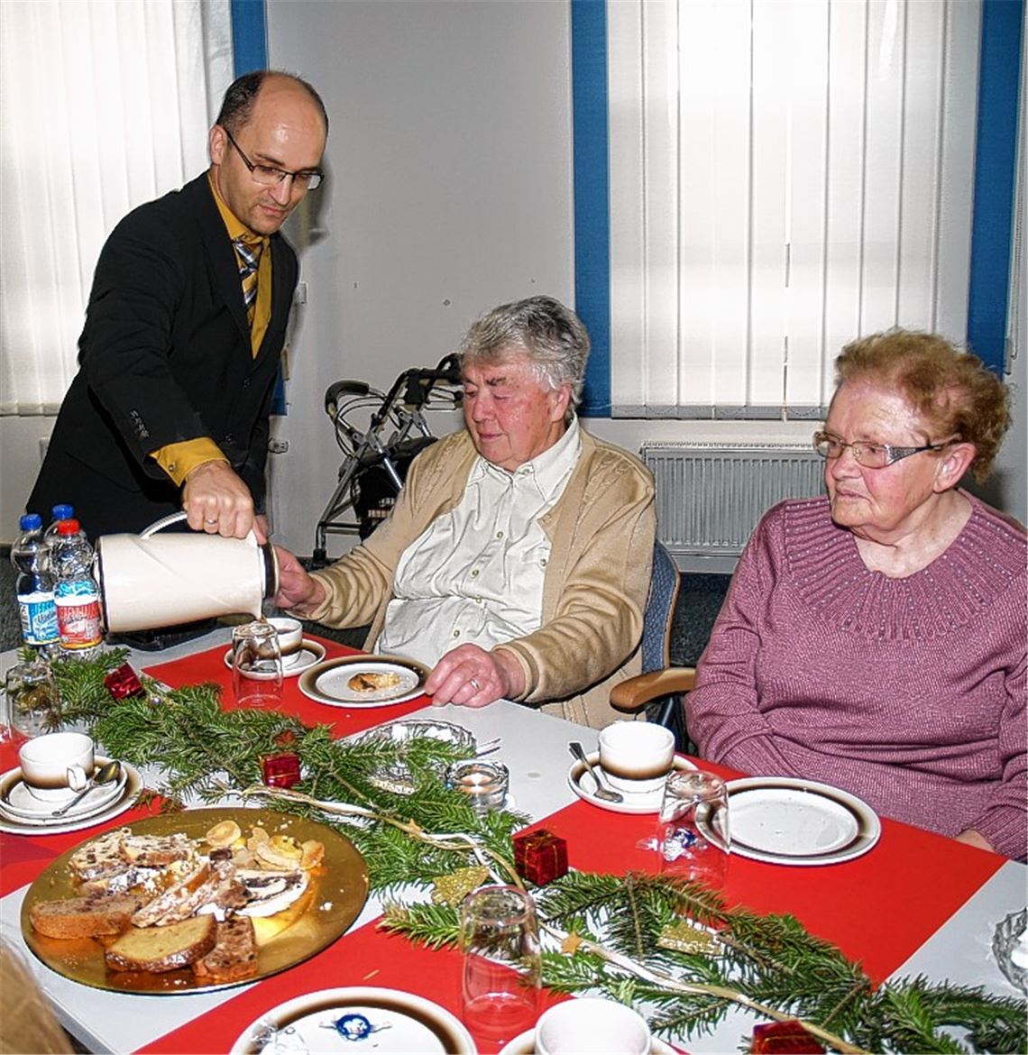 Gastgeber Harald Eiberger sorgt persönlich für das Wohl der Gäste. Rechts:Musiker mit Dirigent Christian Geltner vom Musikverein Illingen erfreuten die Gäste mit festlichen Bläserklängen.Fotos: Filitz