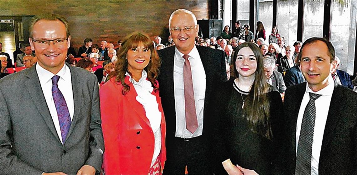 Gastgeber und Ehrengast beim CDU-Neujahrsempfang an der Hochschule Pforzheim: Kreisvorsitzender Gunther Krichbaum mit Ehefrau Oana, Sparkassen-Präsident Peter Schneider und MIT-Chef Jochen Birkle mit Tochter Claudia (von links). Foto: Peche