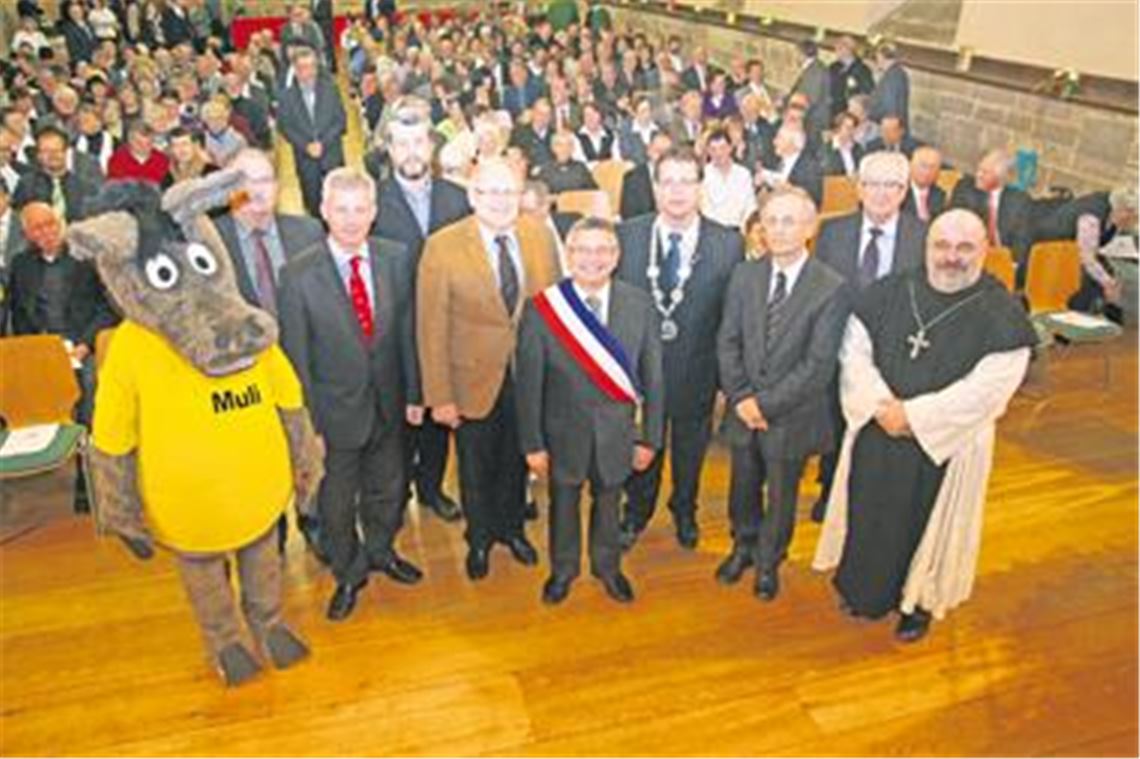 Gastredner und Gratulanten aus Politik und befreundeten Gemeinden aus Frankreich und Thüringen kommen zur großen Maulbronner Geburtstagsparty in die Stadthalle. Darüber freut sich der Bürgermeister Andreas Felchle (4.v.re.). Als Festredner fesselt vor allem der Historiker Dr. Gerhard Raff (3.v.re.) seine Zuhörer.
Fotos: Hansen