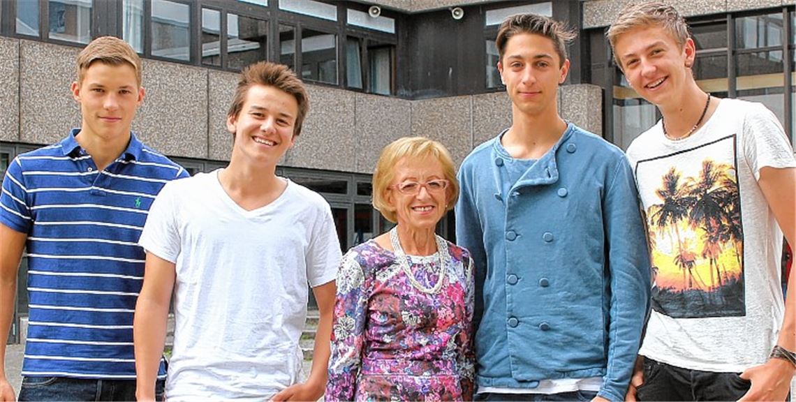 Gastschüler Sebastiano Moro (2. v. re.) aus Bassano mit der Vorsitzenden des Partnerschaftskomitees, Herta Gutmann, und seinen „Klassenkameraden auf Zeit“ Jan Schäfer, Simon Baral, und Tim Schönebeck (v. li.).
