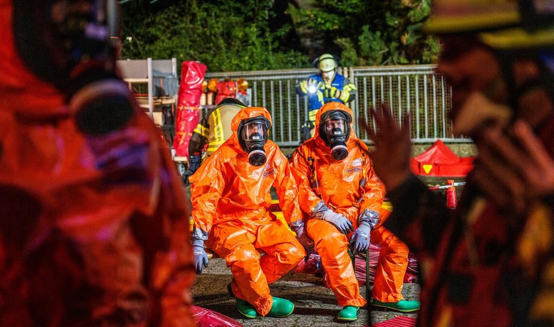 Gaswolke über Aschaffenburg - Feuerwehrleute  mit Atemschutz im Einsatz