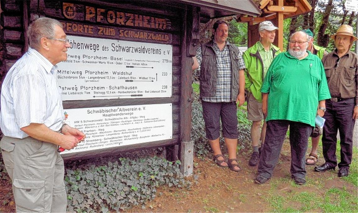 Gauwegemeister Mathias Horvath (li.) bringt die neue Wandertafel unter der Tafel des Schwarzwaldvereins an. Foto: Czerny