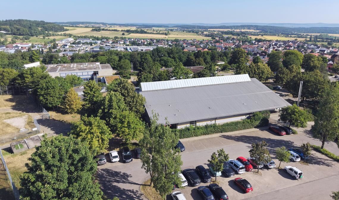 Gebäude in kommunaler Hand – hier die Lindenhalle und die GMS – spielen bei dem Modell eine wichtige Rolle: als möglicher Standort für PV-Anlagen und als Verbraucher.