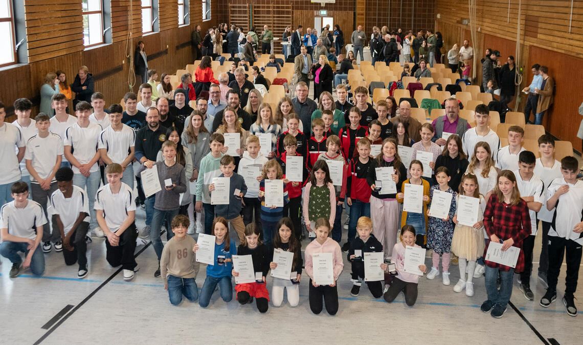 Geballte Sportkompetenz auf einem Bild: In Maulbronn zeichnet die Stadt verdiente Athletinnen und Athleten des Jahres 2022 aus. Foto: Fotomoment