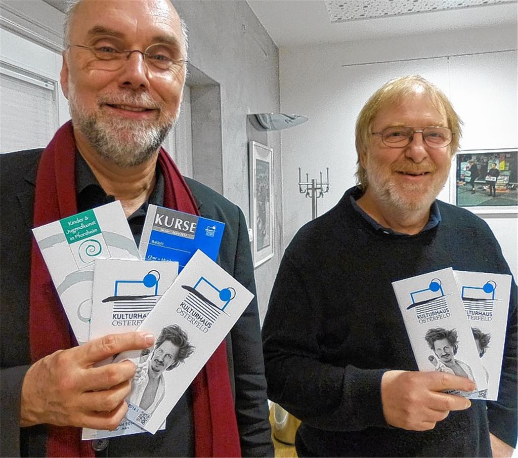 Geballtes Kulturangebot: Osterfeld-Chef Gerhard Baral (li.) und sein Stellvertreter Bernd Kotz mit den neuen Programmheften. 