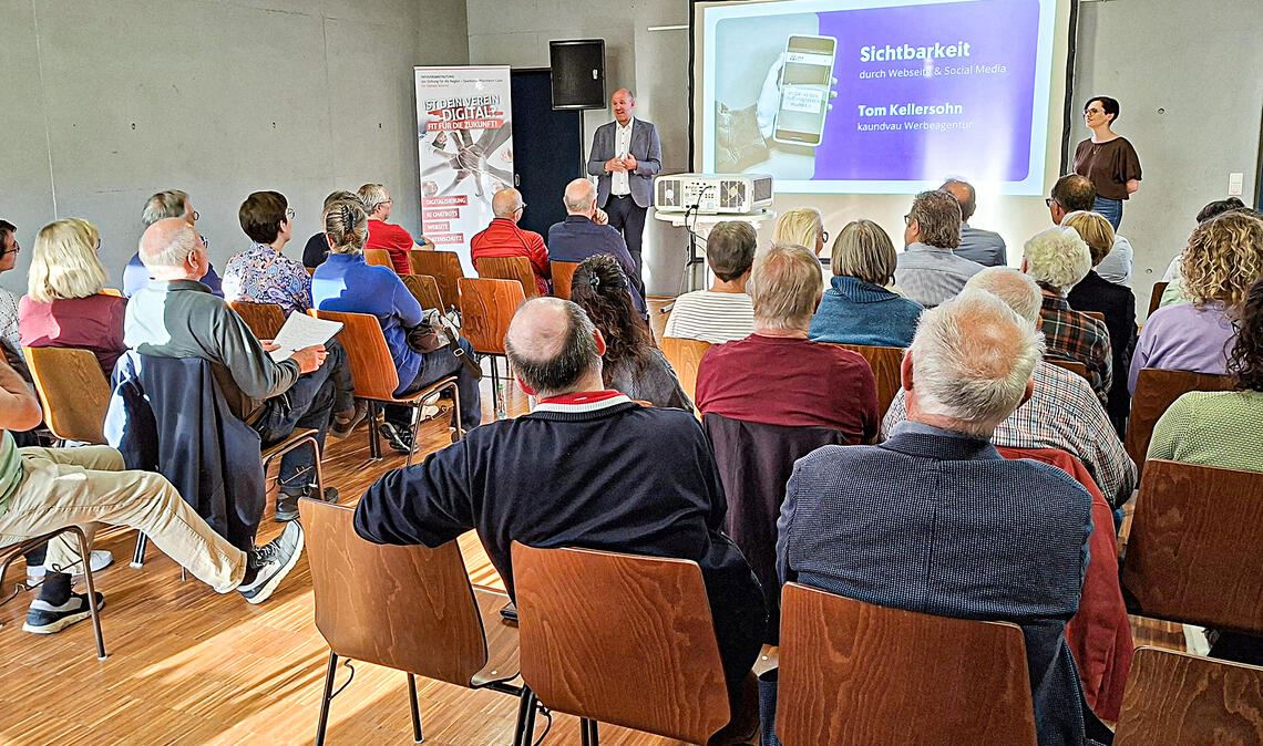 Geben neben anderen Experten bei einer Veranstaltung in der Diefenbacher Gießbachhalle Tipps für die digitale Zukunft der Vereine (stehend v.li.): Tom Kellersohn, Inhaber der Werbeagentur „kaundvau“ in Pforzheim, und Teresa Vetter von der Kreativagentur für digitale Bildung „visionYOU“. Fotos: Bastian