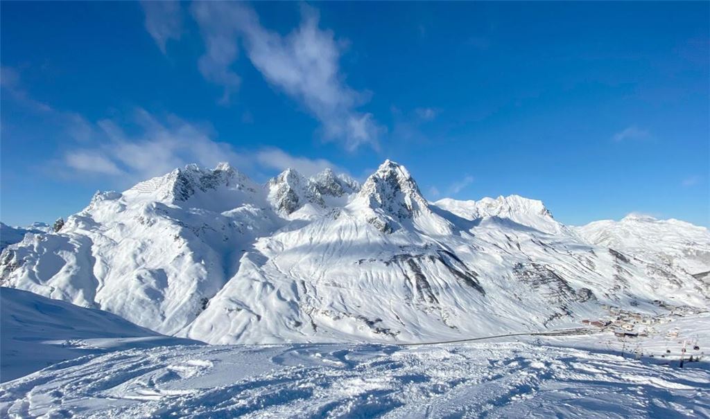 Gebirgszug nahe Zürs am Vorarlberg. Nicht nur in Österreich herrscht Lawinengefahr. In Italien kam ein Deutscher bei einem Lawinenabgang ums Leben (Archivfoto).