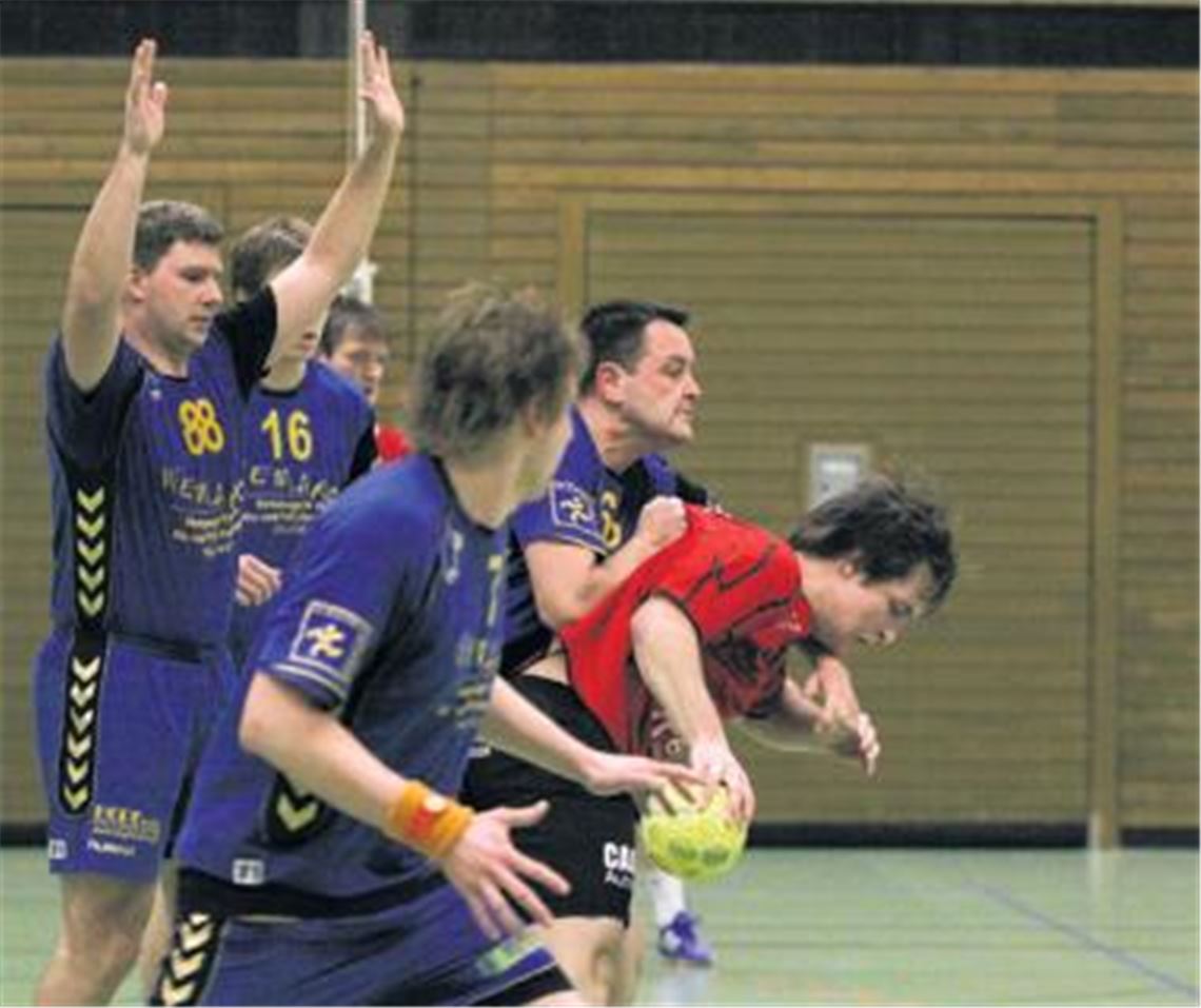 Gebrannt, gekämpft, gebissen und Geburtstag: Maik Bareis (2.v.re) und seine Blau-Gelben haben die TSG Niefen spätestens in der zweiten Halbzeit am Schlaffitchen
Foto: Eigner
