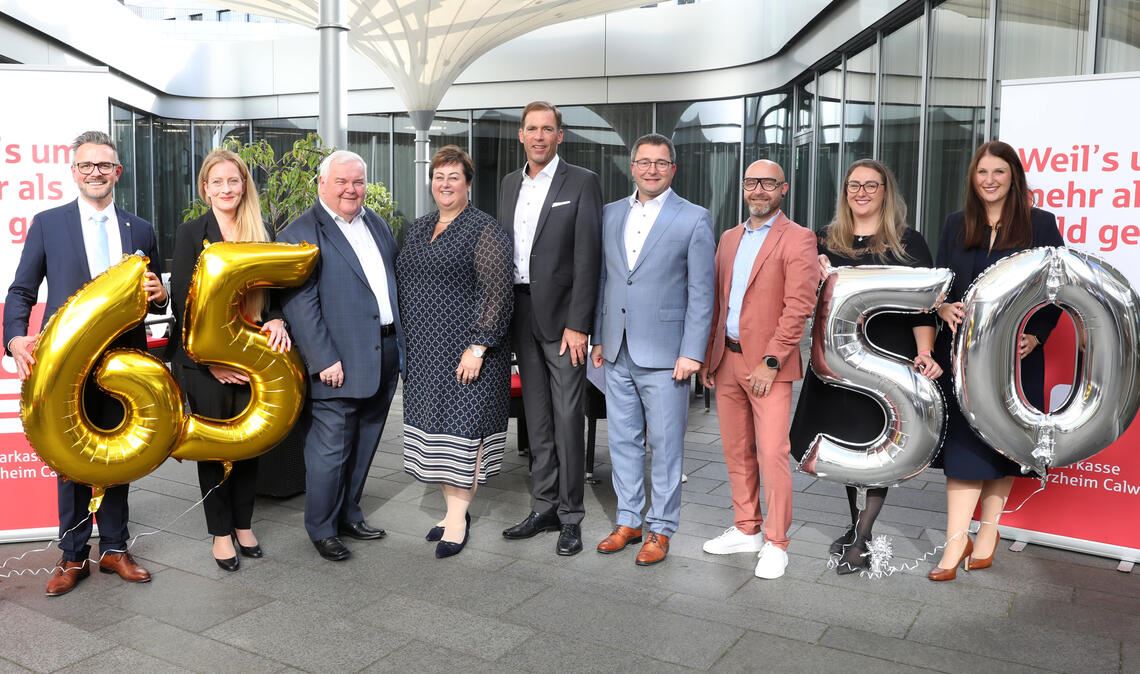 Geburtstagsfeier und Dienstjubiläum (v. li.): der Verwaltungsratsvorsitzende, Pforzheims Oberbürgermeister Peter Boch, Vorstandsmitglied Kerstin Gatzlaff, Vorstandsvorsitzender Hans Neuweiler mit Ehefrau, der stellvertretende Vorstandsvorsitzende Sven Eisele, Vorstandsmitglied Dr. Georg Stickel, der Personalratsvorsitzende Holger Pfau und die Töchter von Hans Neuweiler. Foto: privat