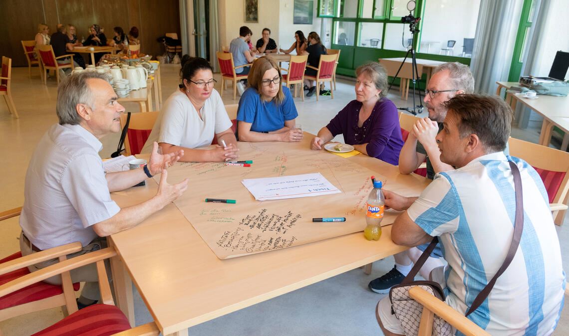 Gedanken zum bevorstehenden Umzug des St. Franziskus: An fünf Tischen diskutiert die Belegschaft über die neuen Ansätze. Links Leiter Markus Schellinger. Foto: Fotomoment