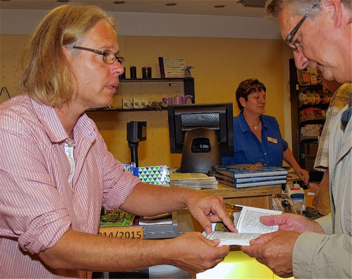 Gedankenaustausch am Rande der Lesung: Martin Kuhnle kennt den Westweg von Pforzheim nach Basel wie seine Westentasche. Foto: Filitz