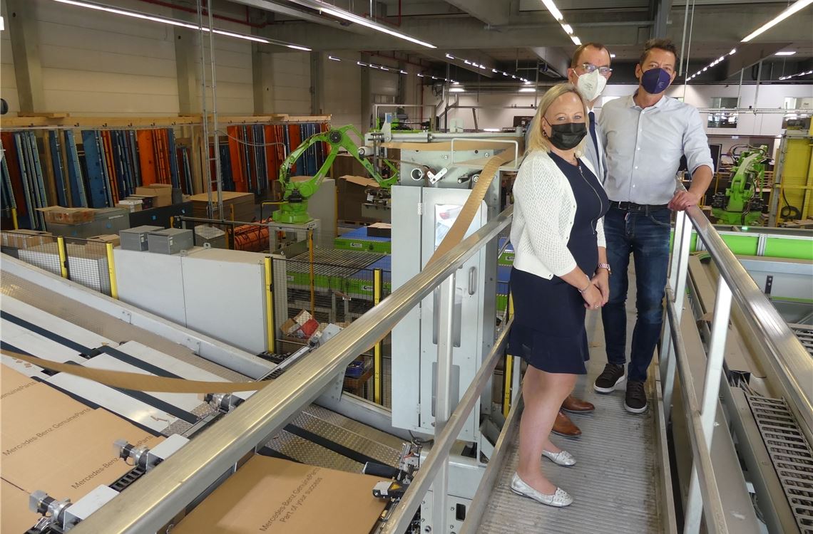 Gedankenaustausch bei der Betriebsbesichtigung (v.li.): Heike Sarow, Oberbürgermeister Frank Schneider und Geschäftsführer und Inhaber Manfred Sarow. Foto: privat