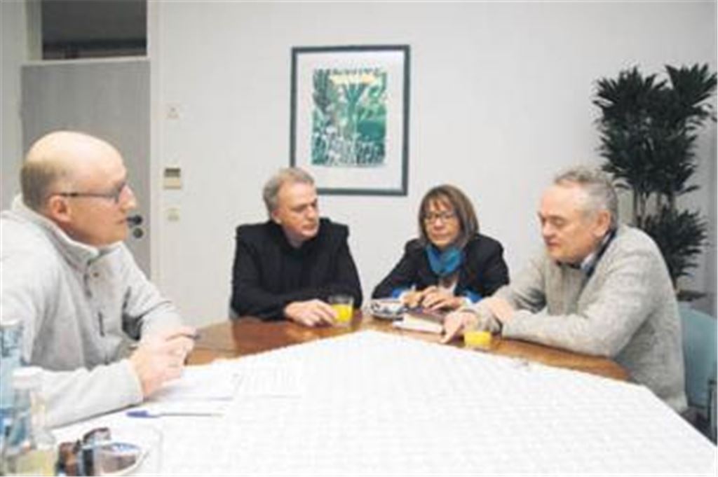 Gedankenaustausch (v.li): MT-Redakteur Frank Goertz mit Rainer Nübel, Susanne Stiefel und Josef-Otto Freudenreich, den Autoren der Bücher Die Taschenspieler  Verraten und verkauft in Deutschland und Wir können alles  Filz, Korruption und Kumpanei im Musterländle. Foto: Franz