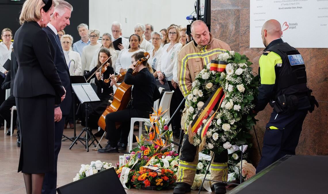 Gedenken am Brüsseler Flughafen: Zu den Teilnehmern der Zeremonie gehörten auch Königin Mathilde und König Philippe.
