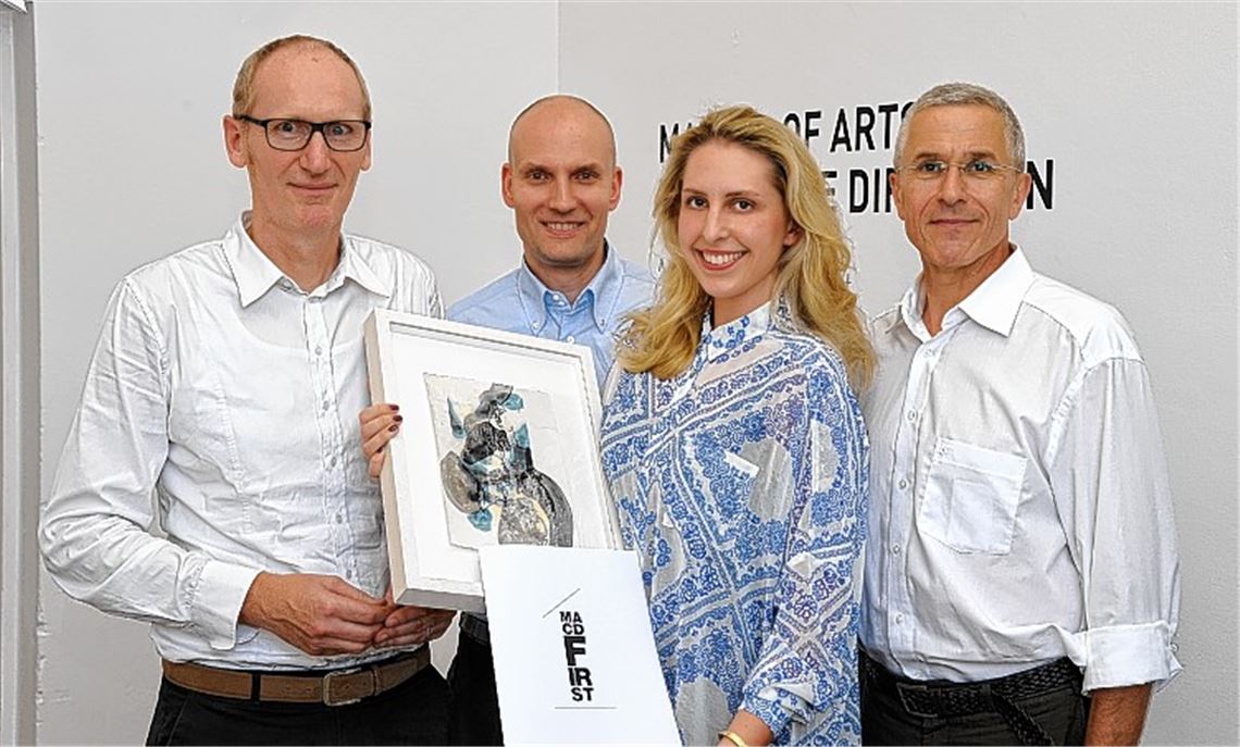 Gedenken im Web 2.0 : Die Masterarbeit von Kristina Kulzer ist richtungsweisend und aktuell. Verbunden mit dem Preis ist die Übergabe eines Kunstwerkes von Professor Matthias Kohlmann (re.), der zusammen mit Professor Thomas Gerlach (li.) und Professor Dr. Thomas Hensel (2. v. li.) den Preis übergibt.