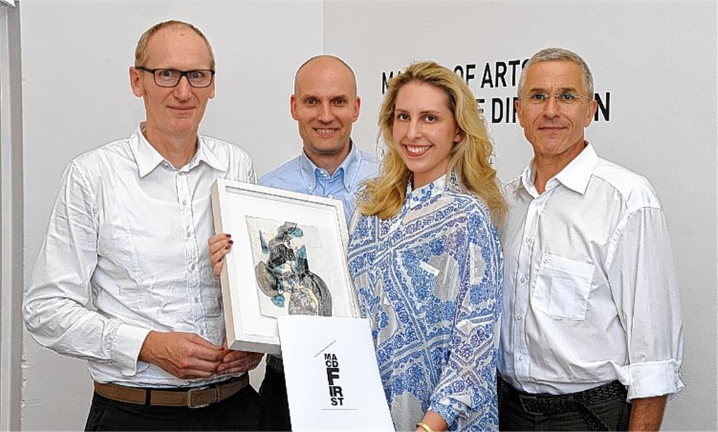 Gedenken im Web 2.0 : Die Masterarbeit von Kristina Kulzer ist richtungsweisend und aktuell. Verbunden mit dem Preis ist die Übergabe eines Kunstwerkes von Professor Matthias Kohlmann (re.), der zusammen mit Professor Thomas Gerlach (li.) und Professor Dr. Thomas Hensel (2. v. li.) den Preis übergibt.