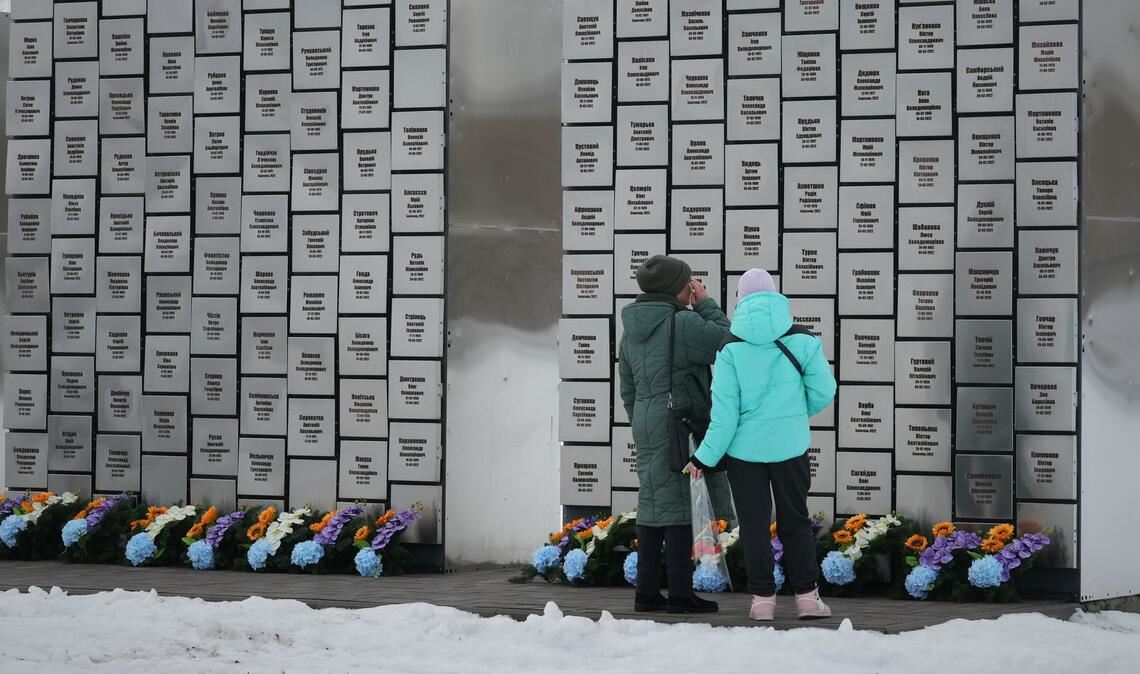 Gedenken in Bucha - Jahrestag des Ukraine-Krieges