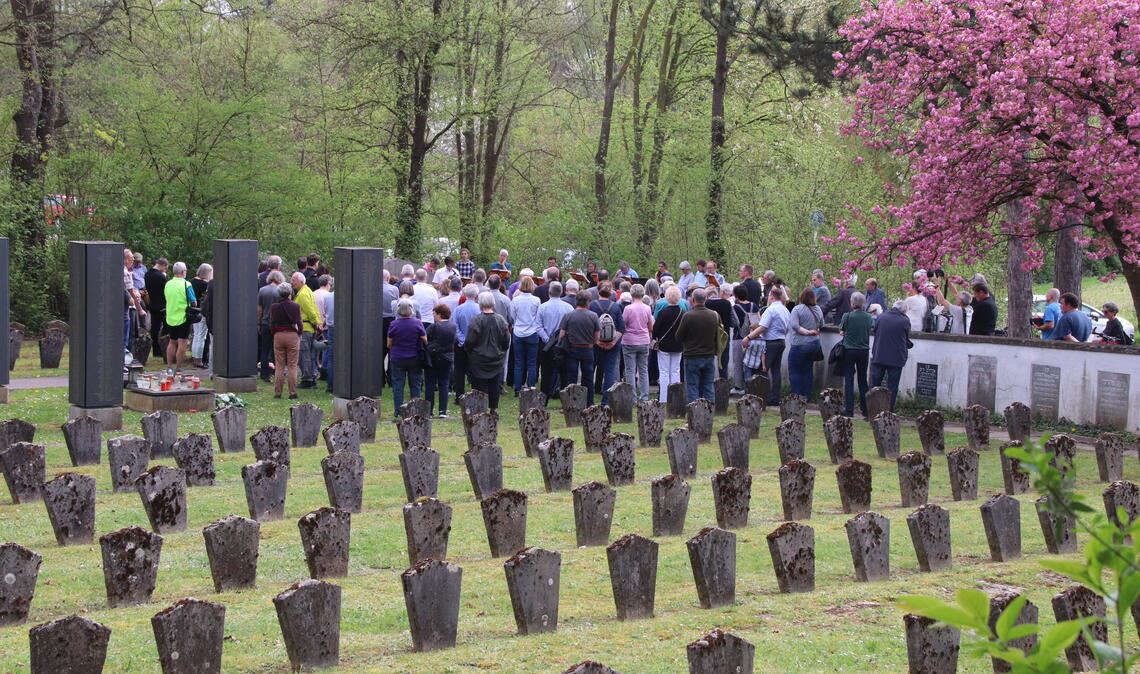 Gedenkfeier im Zeichen der Gräber: 79 Jahre nach der Befreiung des KZ „Wiesengrund“ in Vaihingen soll die Erinnerung an den Terror und seine Opfer lebendig bleiben. Foto: Arning