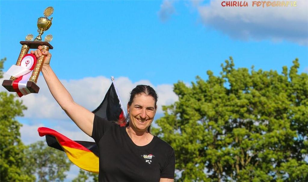 Geduld, Training und viel Arbeit haben sich gelohnt: Petra Krosok und Hündin Nicki sind Weltmeisterinnen. Fotos: Privat