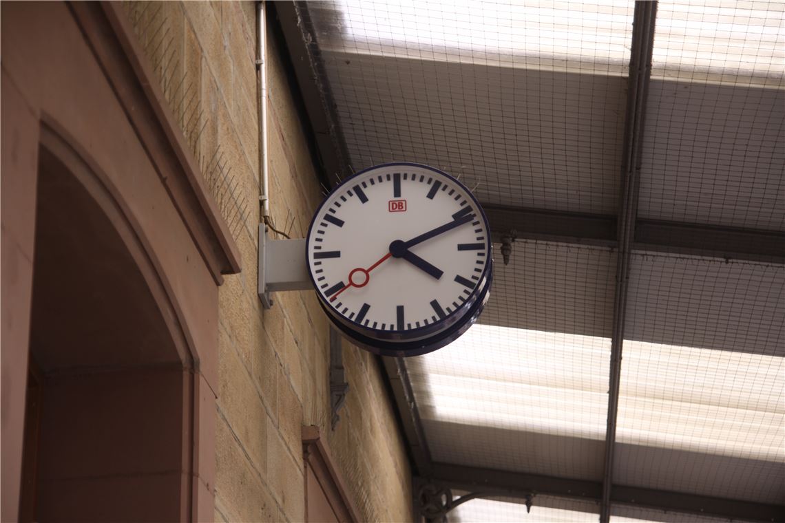 Geduld ist derzeit von Bahnreisenden gefordert.  Foto: Sadler