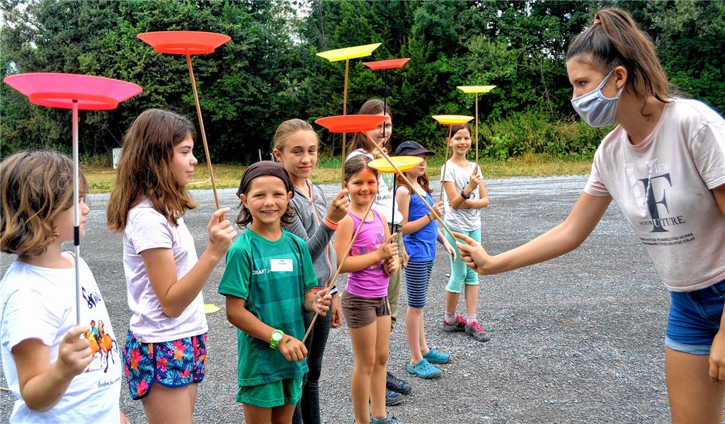 Geduld ist gefragt: Der Trick mit den rotierenden Tellern hat seine Tücken, wie die Teilnehmer am Trainingsprogramm für junge Artisten feststellen müssen.Stahlfeld