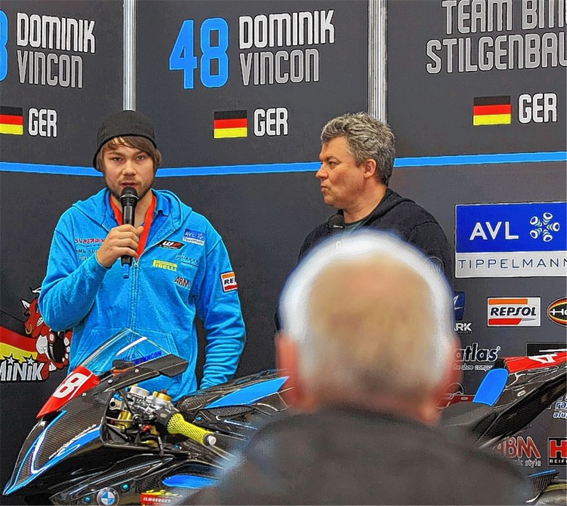 Geduldig beantwortet Dominik Vincon bei den Motorradtagen in Horb alle Fragen.