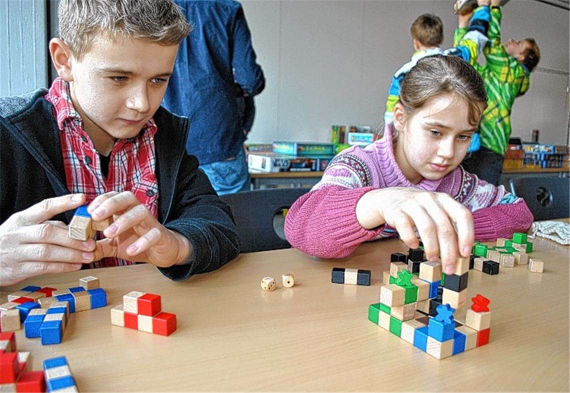 Geduldspiel: Jonas und Emma Grottker bewahren die Nerven. Foto: Stahlfeld