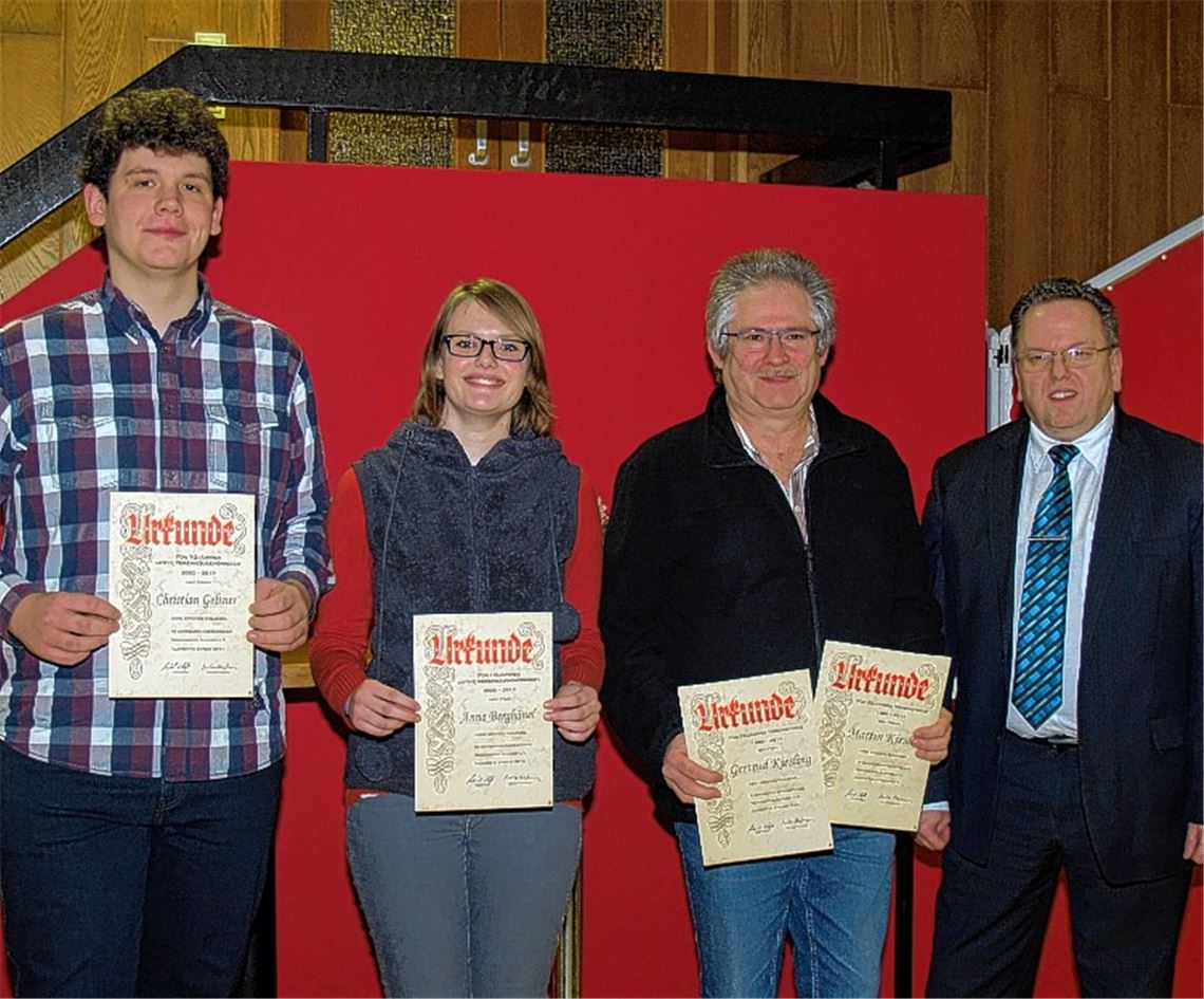 Geehrt: Christian Geltner, Anna Berghänel und Martin Kiesling (v.li.), der auch die Urkunde für seine Frau in Empfang nimmt. Rechts: Vorsitzender Reimund Scheytt.