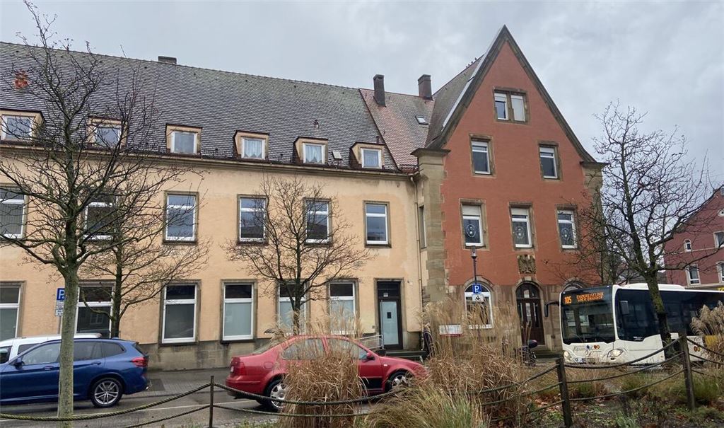 Geeigneter Standort für einen Kindergarten? Die Stadt hat die frühere Post gegenüber vom Bahnhof im Blick. Archivfoto: Stahlfeld