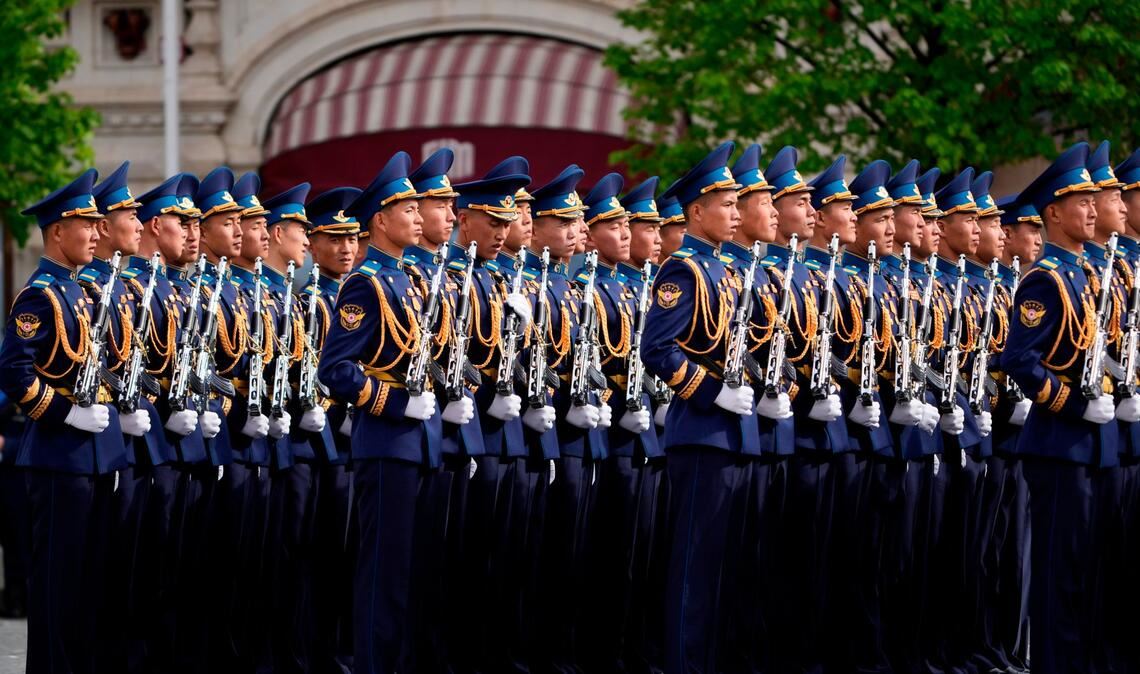 Gefährliche Unterstützung oder das letzte Aufgebot? Nordkoreanische Soldaten stehen in Reih und Glied vor der Militärparade zum Tag des Sieges in Moskau.