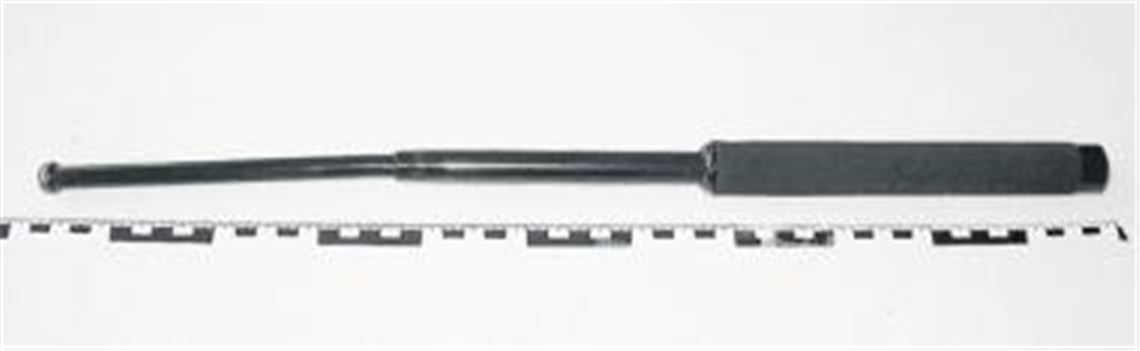 Gefährliche Waffe: Mit diesem Teleskop-Schlagstock hat ein 18-Jähriger mehrfach auf einen 69-jährigen Minicar-Fahrer eingeschlagen, bis dieser blutüberströmt am Boden lag. Foto: p