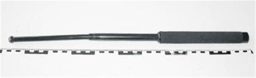 Gefährliche Waffe: Mit diesem Teleskop-Schlagstock hat ein 18-Jähriger mehrfach auf einen 69-jährigen Minicar-Fahrer eingeschlagen, bis dieser blutüberströmt am Boden lag. Foto: p