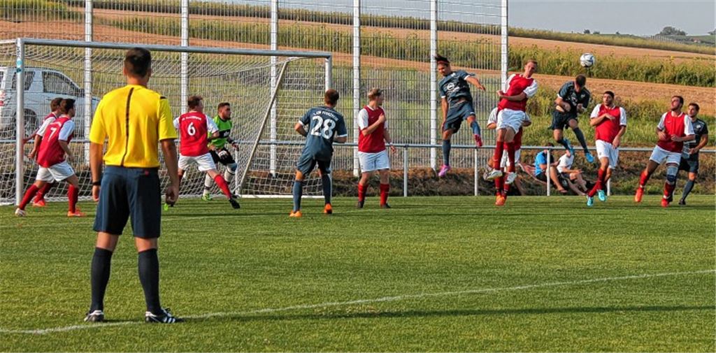 Gefahr vor dem Knittlinger Tor: FVK-Abwehrchef und Spielertrainer Daniel Bühler (Nummer 6) dirigiert seine Mannschaft. Alle loben den neuen Rasen, der vor Kurzem noch ein Hartplatz war.