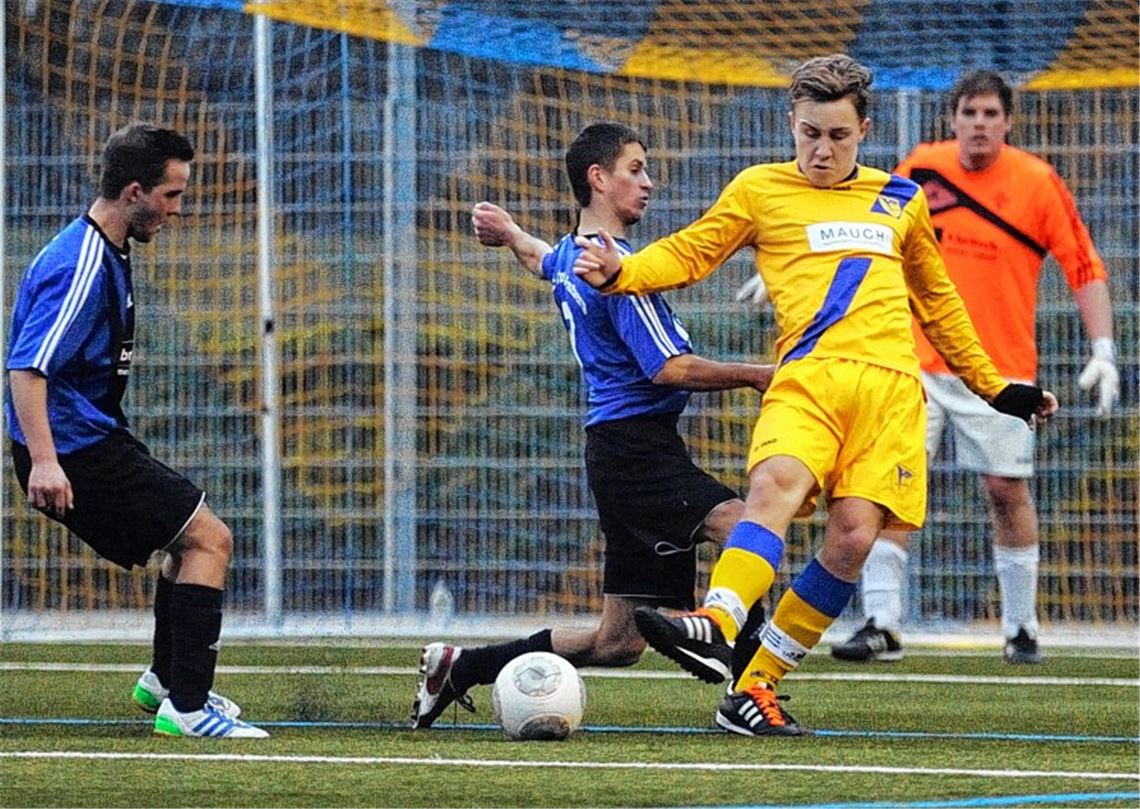 Gefahr vor dem Tor von Viktoria-Keeper Bastian Voges (re.). Oliver Rolle und Moritz Kirschbaum (v.li.) stoppen Lomersheims Angreifer Marc Fischsäß . Foto: Fotomoment
