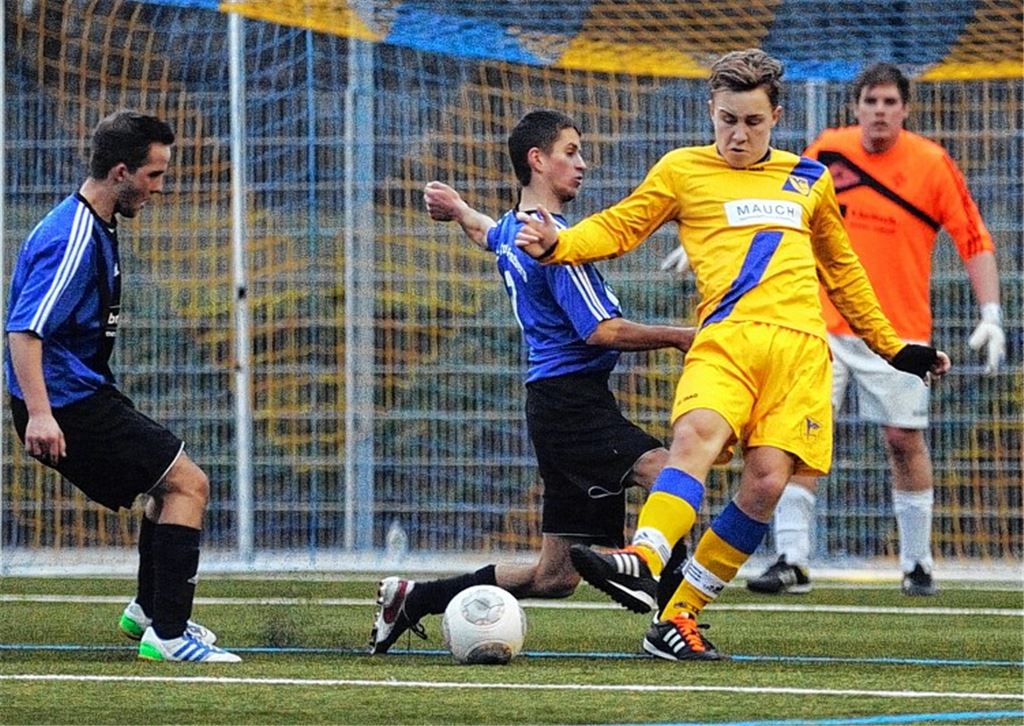 Gefahr vor dem Tor von Viktoria-Keeper Bastian Voges (re.). Oliver Rolle und Moritz Kirschbaum (v.li.) stoppen Lomersheims Angreifer Marc Fischsäß . Foto: Fotomoment