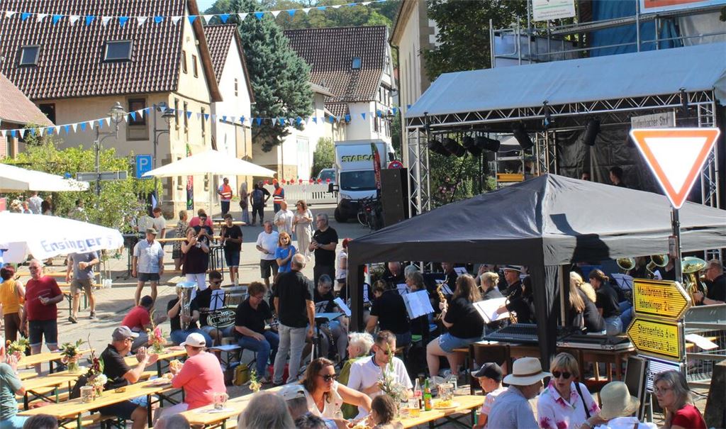 Gefeiert wird mitten im Ort. Die Knittlinger Straße wird dafür gesperrt. Fotos: Gießler