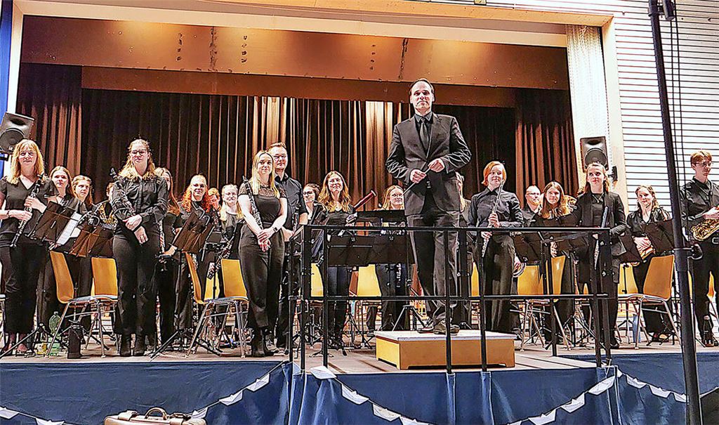 Gefeierter Auftritt: Das Kreisjugendorchester mit Dirigent Daniel Wimmer beim Frühlingskonzert in der Gräfin-Rhena-Halle in Bauschlott. Fotos: Weber
