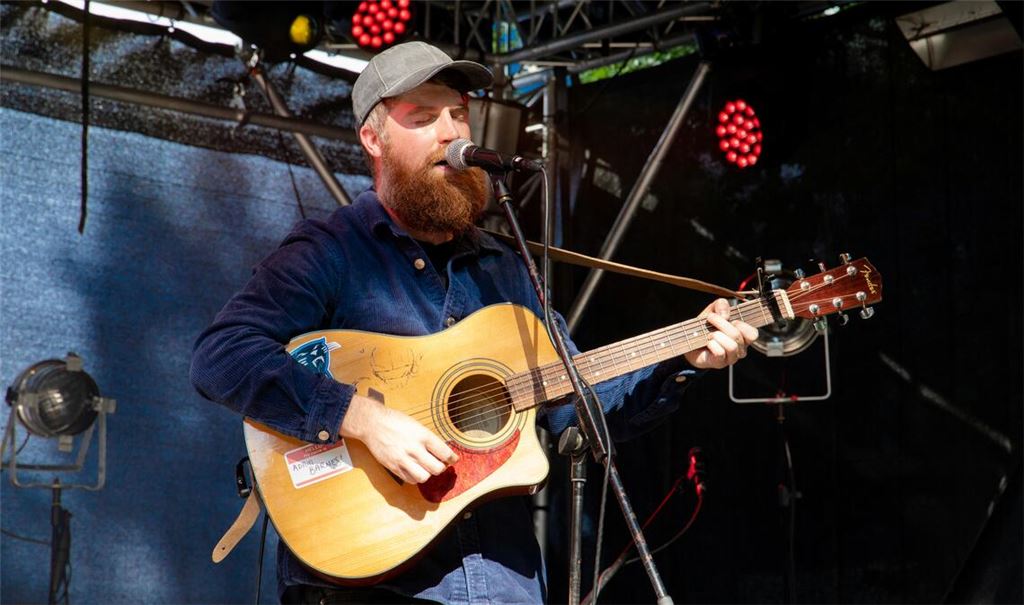 Gefeierter Auftritt in Pforzheim: Sänger und Songwriter Adam Barnes. Foto: Jertschewske