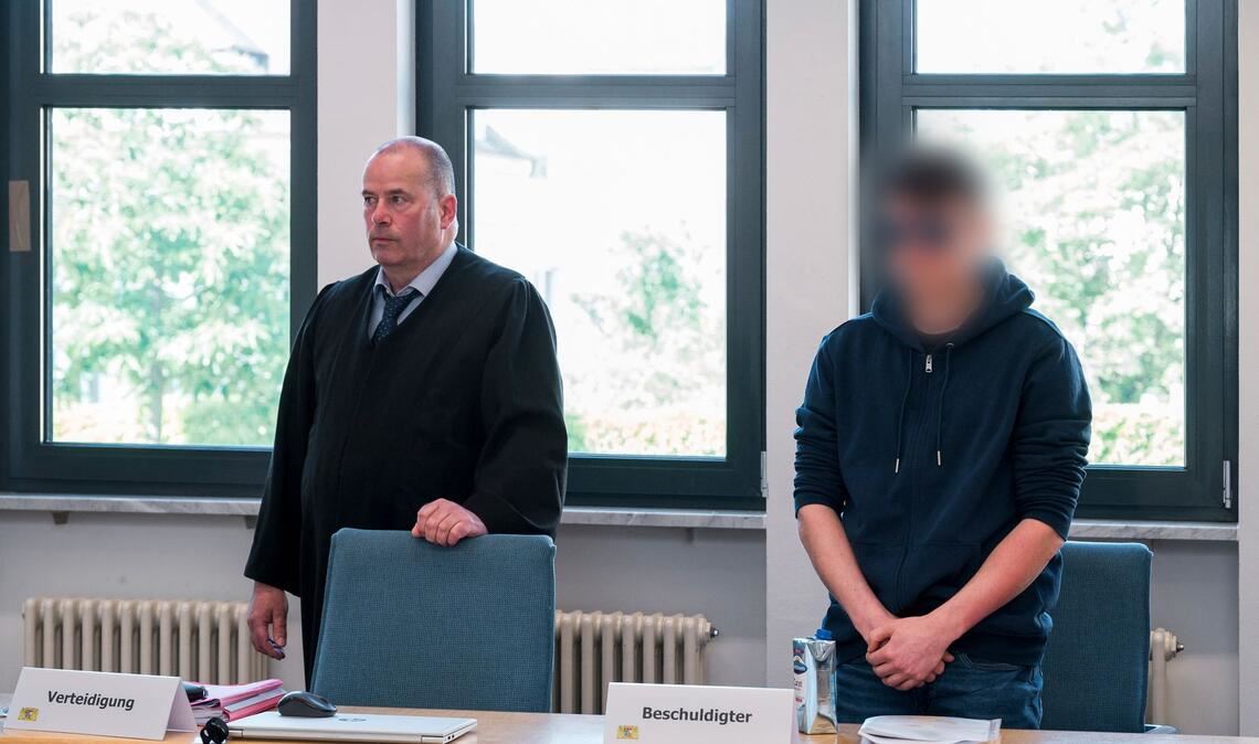 "Gefestigte judenfeindliche und rechtsextreme Geisteshaltung": Der Beschuldigte (r.) und sein Anwalt.