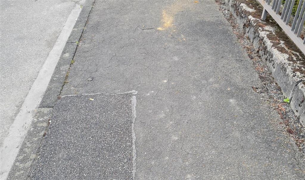 Geflickter Gehweg in Enzberg. Foto: privat