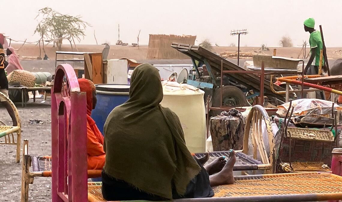 Geflüchtete Frauen aus dem  dem Sudan mit ihrer Habe. Der Machtkampf im Sudan, der seit Mitte April 2023 andauert, hat die nach UN-Angaben weltweit größte Flüchtlingskrise mit mehr als zwölf Millionen Geflüchteten ausgelöst.