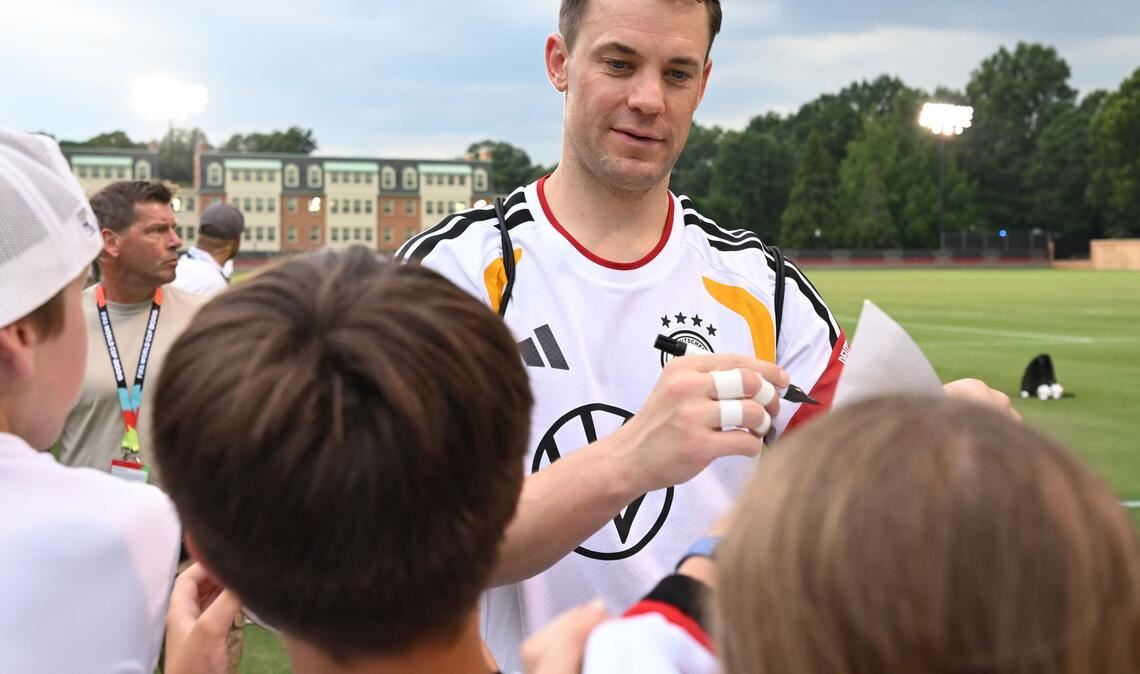 Gefragt bei den Fans: Manuel Neuer ist endlich im Tesamtraining.