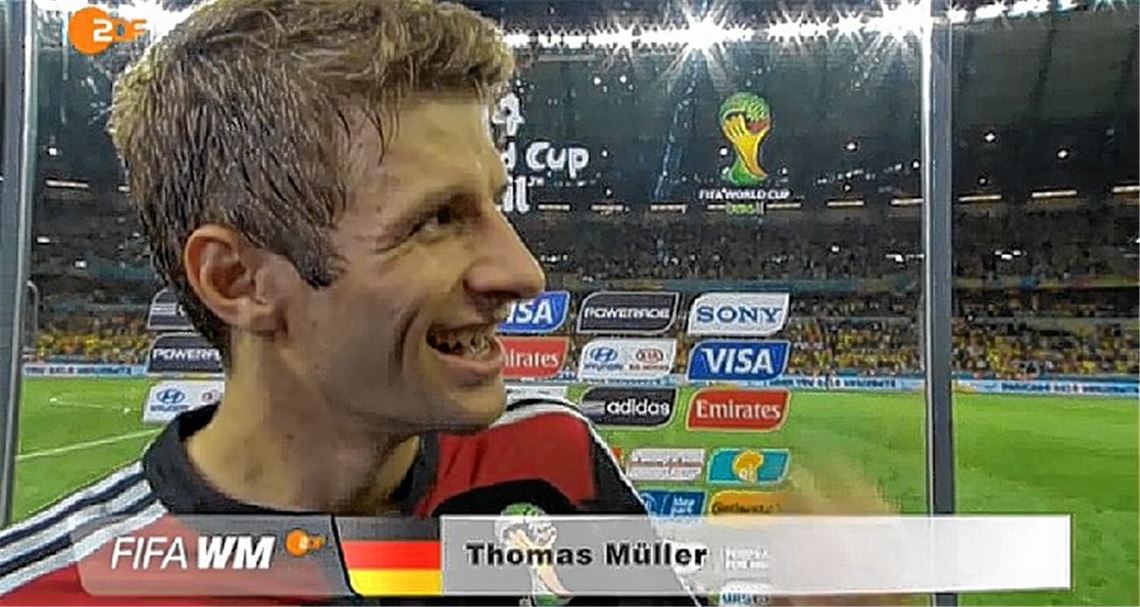 Gefragter Mann: Beim Public Viewing auf dem Mühlacker Kelterplatz singen die Fans „Ein’ Thomas Müller! Es gibt nur ein’ Thomas Müller ..!“ – was so, siehe unten, definitiv nicht stimmt.