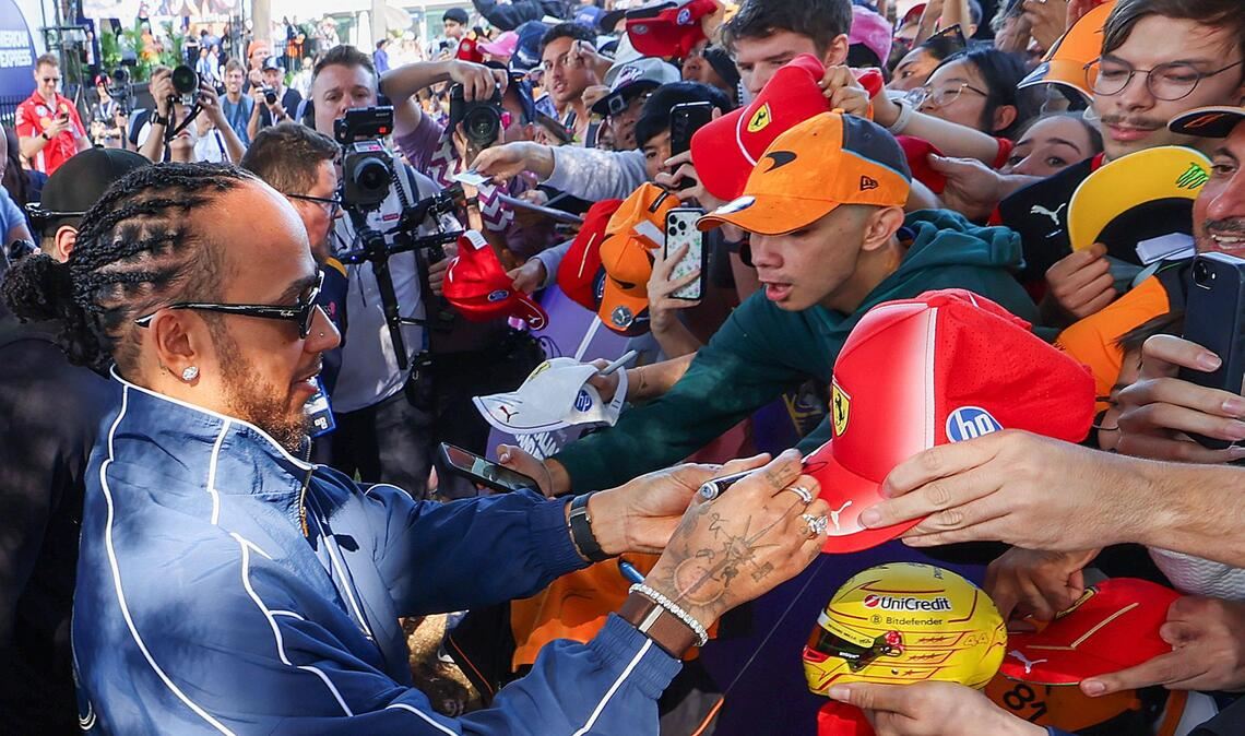 Gefragter Mann in Melbourne: Lewis Hamilton