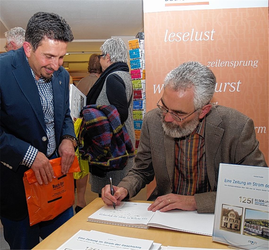 Gefragtes Nachschlagewerk: Autor Professor Dr. Konrad Dussel signiert das Exemplar für Kreisrat Hasan Özer, während Ehrenbürger und Alt-OB Gerhard Knapp mit Verleger Hans-Ulrich Wetzel diskutiert. Im Hintergrund der aktuelle Rathauschef Frank Schneider mit Ehefrau Patricia.
